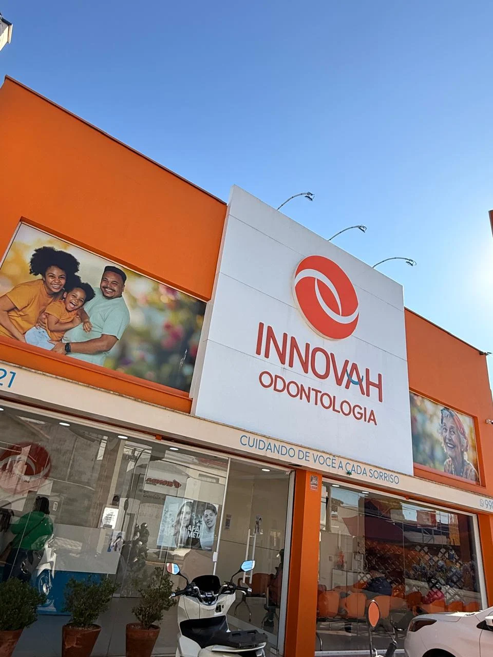 Fachada da Innovah Odontologia em Tatuí em dia de céu aberto