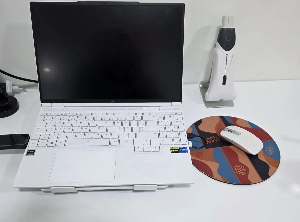 Escâner intraoral da Innovah ao lado de notebook na bancada do consultório